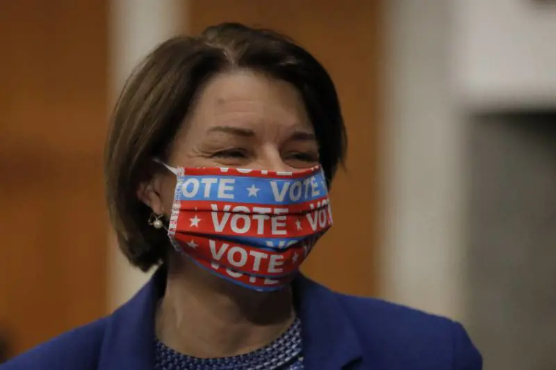 Klobuchar si ritira dalla vicepresidenza: "Meglio una donna afroamericana"