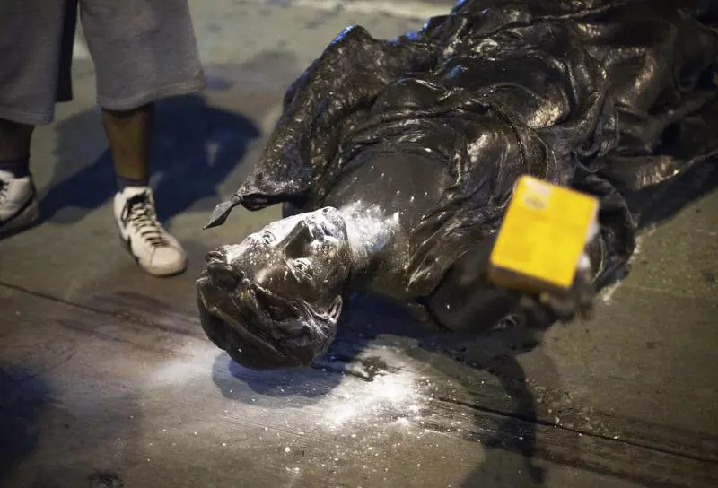 Black Lives Matter rovescia la statua del colonnello che si batté contro la schiavitù 