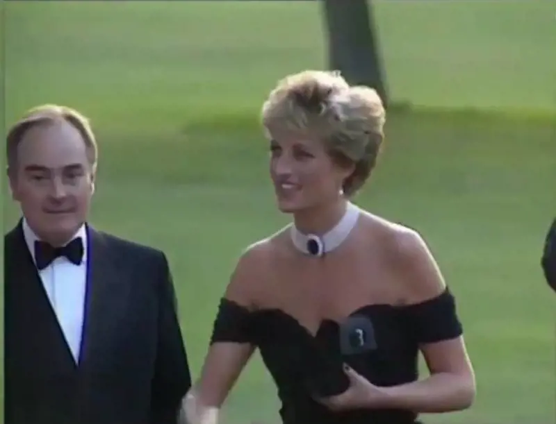 Il principe Carlo tradì Lady Diana. E lei lo fece vergognare con il vestito della vendetta