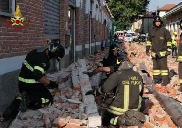 Albizzate, crolla cornicione: morta una mamma e i suoi due bambini