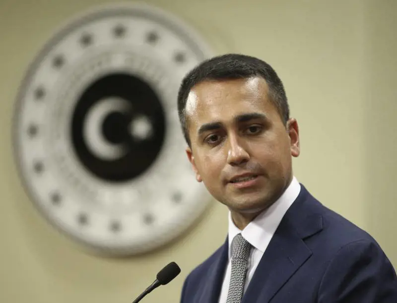 Di Maio fa il "vanitoso". Si prende un fotografo ​a 35mila euro l'anno