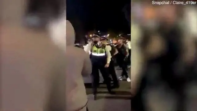 Londra, polizia interviene per bloccare un party abusivo: scoppia la guerriglia urbana