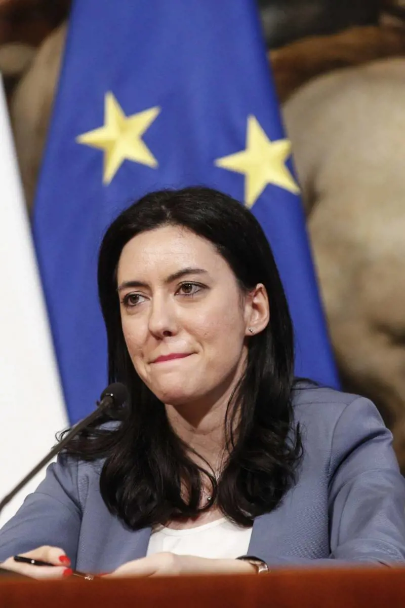 "Scuole in appartamento". E scoppia la bufera su Azzolina