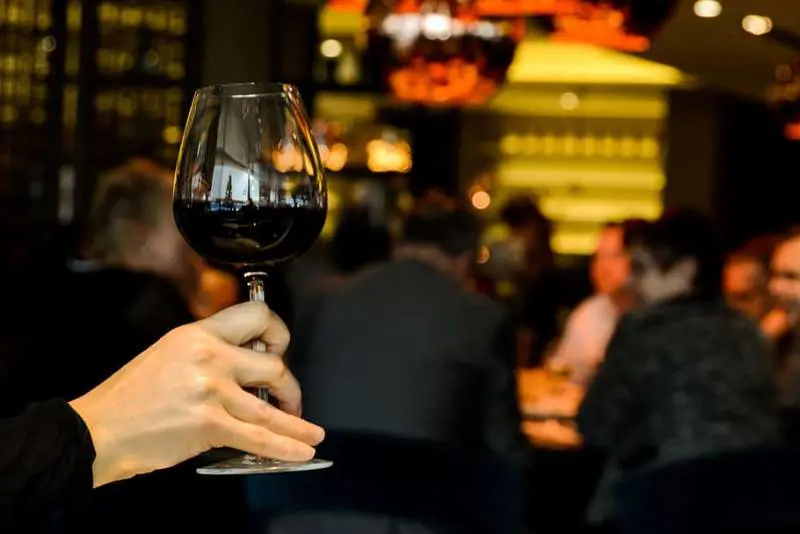 Cosa succede al nostro corpo se beviamo troppo alcol?