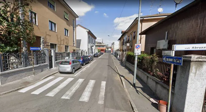 "Ora vi ammazzo tutti". Nordafricano col coltello semina il panico tra i passanti