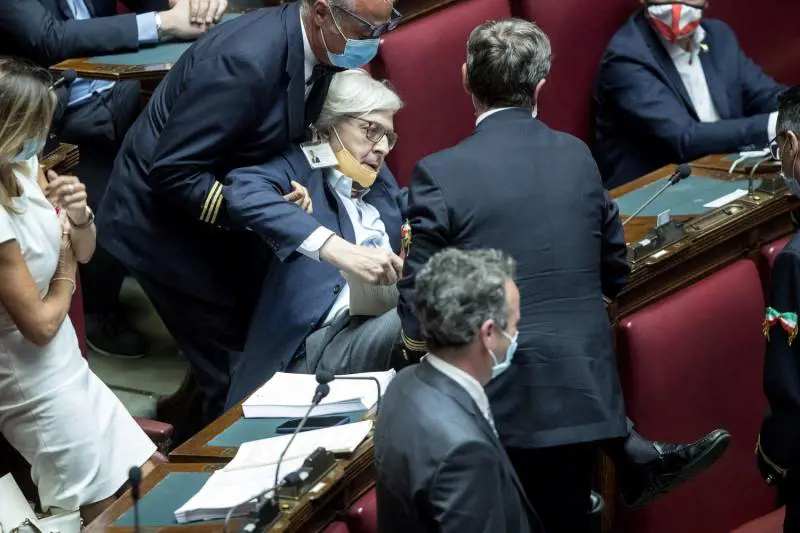 Prima lo cacciano di peso dall’Aula, ora Fico sospende Sgarbi