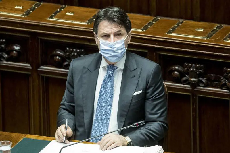 Conte rastrella i voti per lo scoglio Senato. E invita il centrodestra