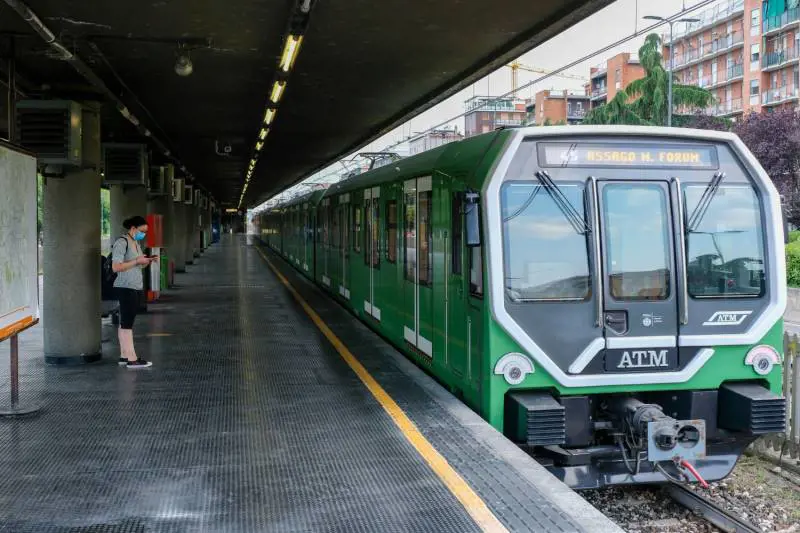 "Los matamos a todos", E tre stranieri pestano agenti in metropolitana