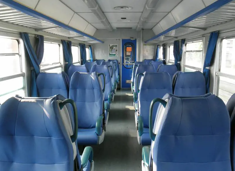 Pugno in faccia mentre dorme: immigrato si scatena sul treno