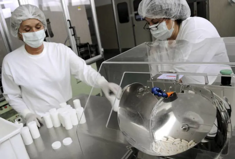 I medici al lavoro per la produzione del trattamento contro l'influenza suina