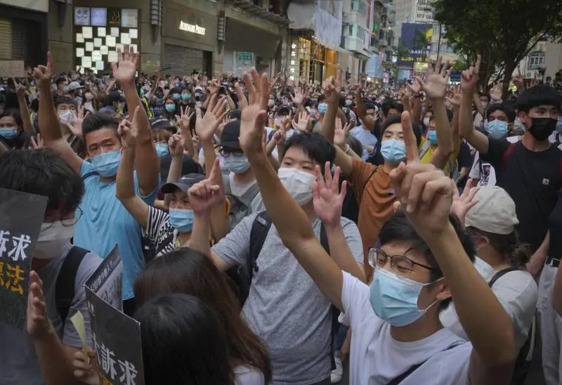 La Cina cancella anche i libri sulla democrazia