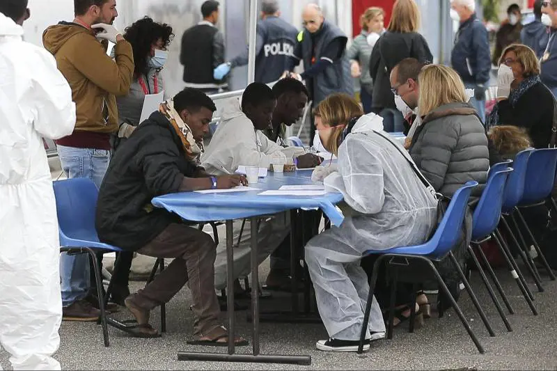 "Respingere migranti è illegale". Bruxelles ora spalanca le porte