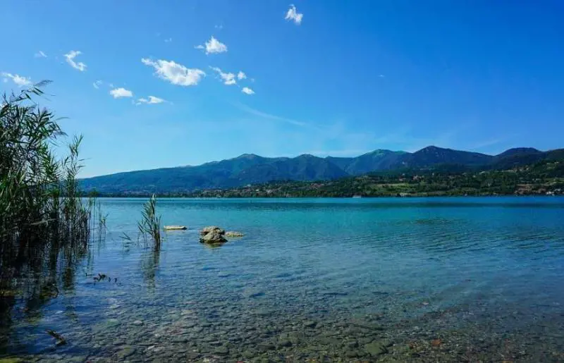 Lecco, prendono il sole nudi sulla spiaggia del lago: 3.300 euro di multa a testa