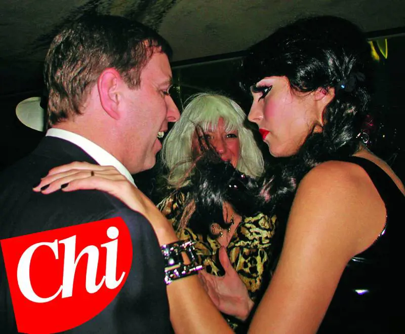 Spuntano le foto del principe Andrea al party "Prostitute e protettori". Con lui c'è Ghislaine Maxwell