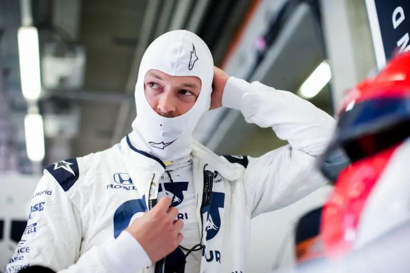 Lo schiaffo del pilota della F1: "In ginocchio solo per Dio e patria"
