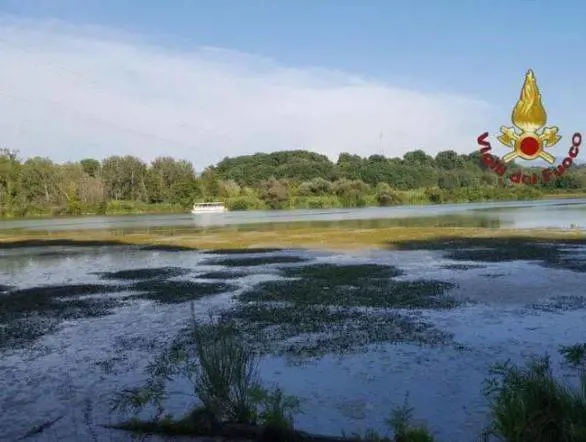 Elicottero precipita nel Tevere: si cerca l’equipaggio