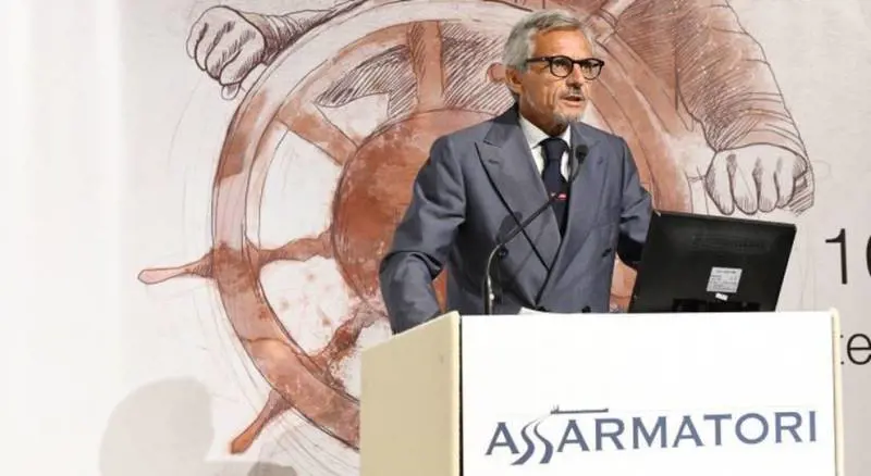 "Continuiamo a portare gli italiani sulle isole. Ma nessuno ci aiuta"