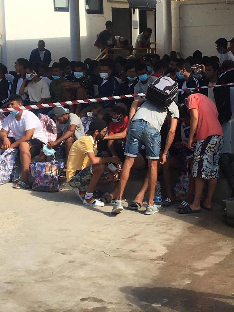 Migranti, è caos dei positivi. "I contagiati nelle caserme"