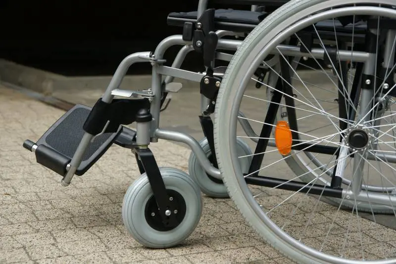 Bambino disabile non riesce a salire in metropolitana