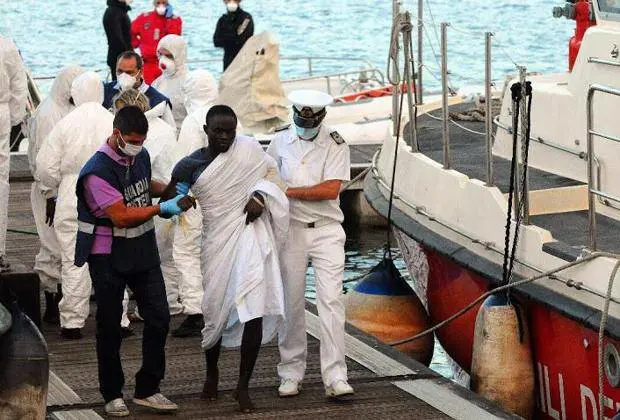 "Il governo gioca con il fuoco". Sbarcano altri migranti infetti