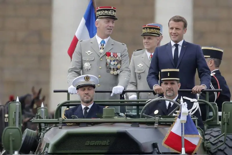 Covid, la Francia ha paura. Macron: "Obbligo di mascherina al chiuso"