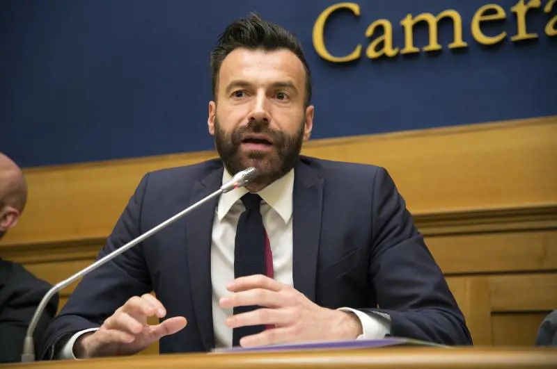 Paese a picco? Si fa la legge sui trans