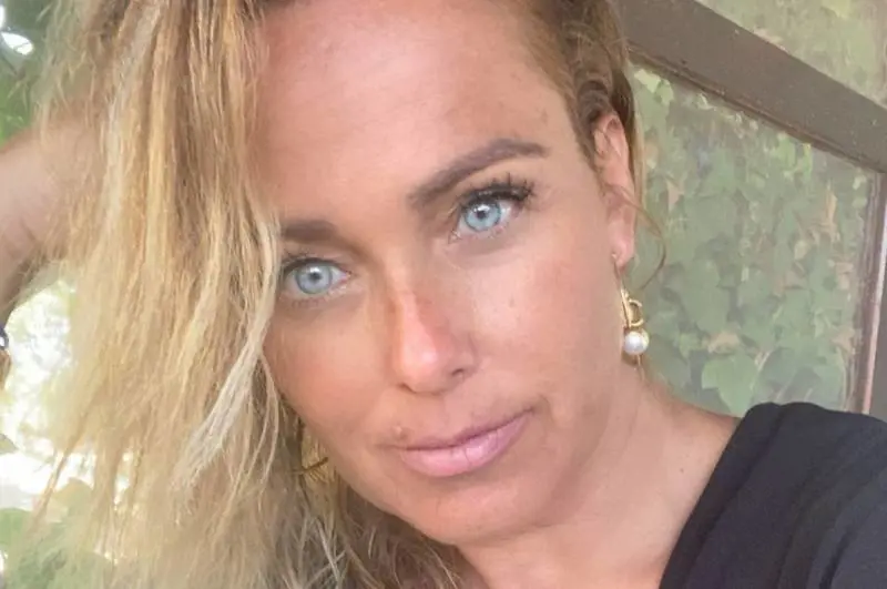 "Come vivi male". Lady Bonolis nella bufera per una ricondivisione