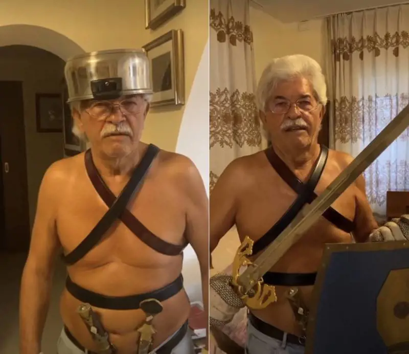 Pentola in testa e spada nei pantaloni: Razzi è il nuovo gladiatore