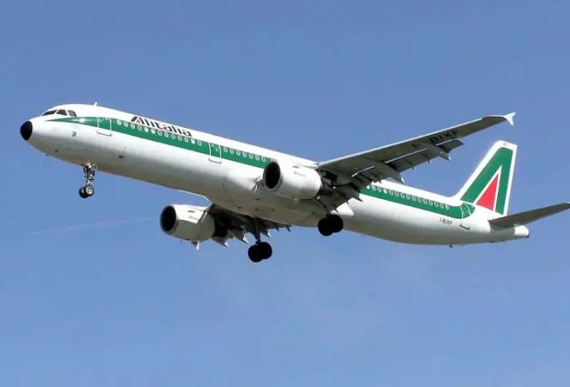 Alitalia fa il pieno di ristori, i treni a secco