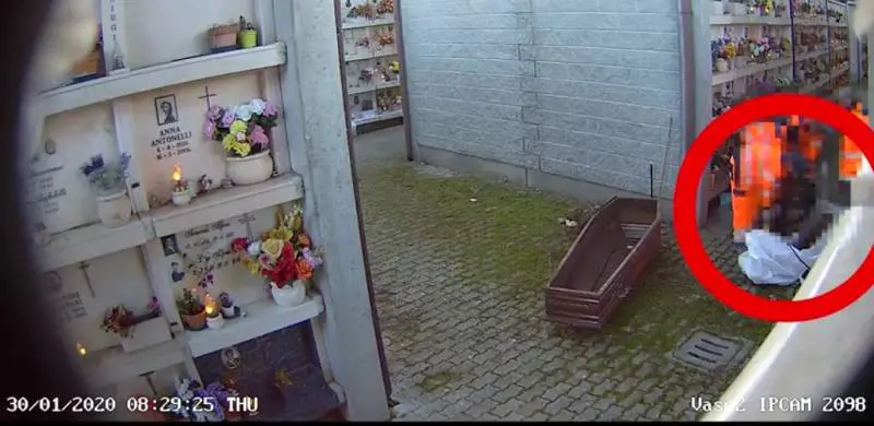 Scoperta choc al cimitero: smembrati i corpi mummificati