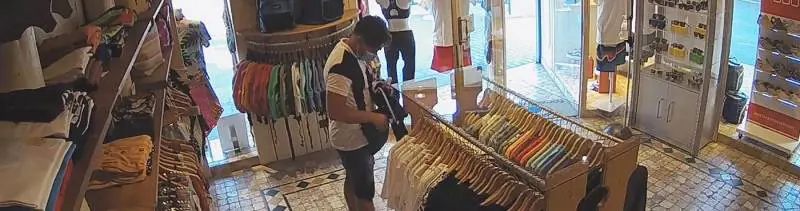 Ecco come in un attimo ruba una maglietta, ma c'è la telecamera