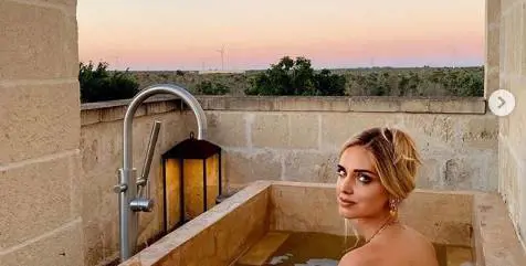 "Perché ti fai fotografare cosi?". Nel mirino una foto bollente di Chiara Ferragni