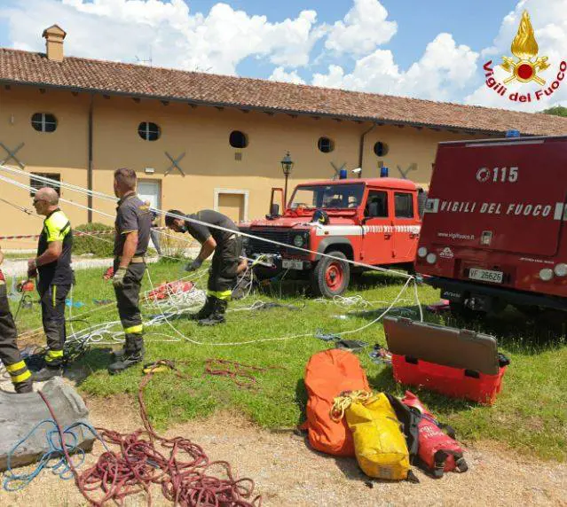 Tragedia durante la gita: bimbo precipita in un pozzo e muore