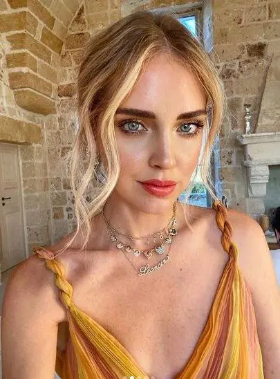 Chiara Ferragni di nuovo incinta? Quei gesti sospetti e il divieto del marito di mangiare l'uovo