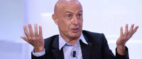 Anche Minniti lancia l'allarme: "C’è correlazione tra migranti e Covid"