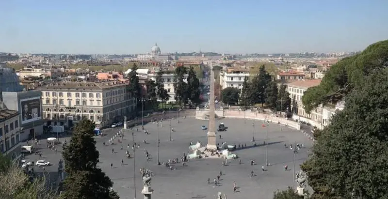Tragedia al Pincio, 21enne litiga con la fidanzata e si uccide