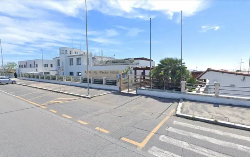 Rom prova a vendere un bimbo ai bagnanti in spiaggia a Ostia