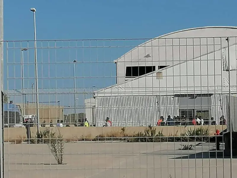 Un'altra fuga di massa record: si fanno scappare 500 migranti
