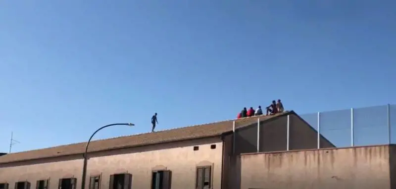 Il centro migranti è un colabrodo: altri 50 in fuga ad Agrigento
