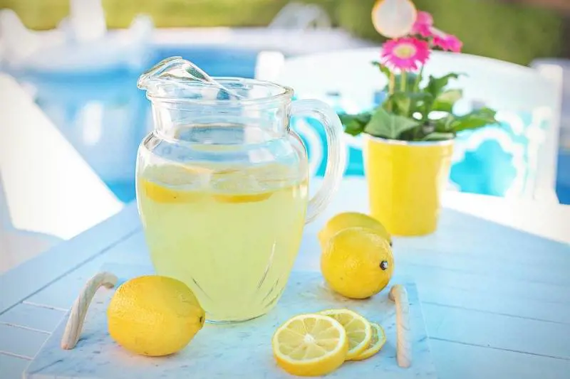 Come perdere i chili di troppo con la detox water