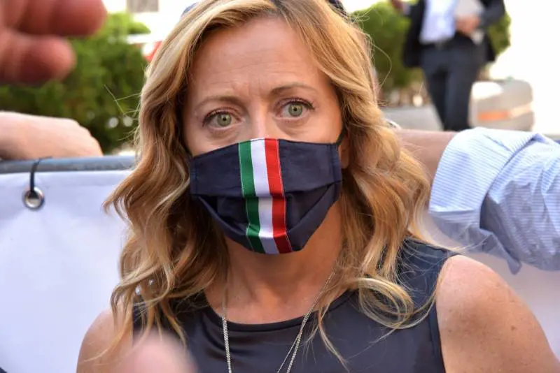 "Fiuggi silenziosa". Così Meloni vola