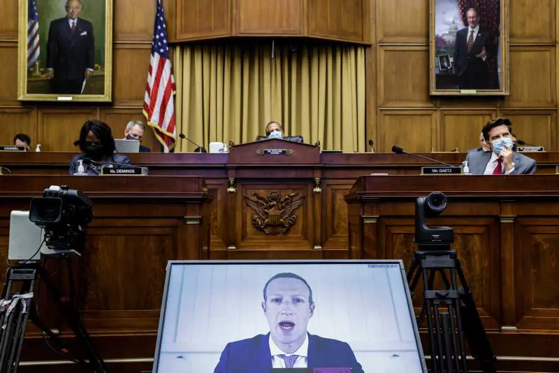 Censure e odio: Facebook e Twitter alla sbarra