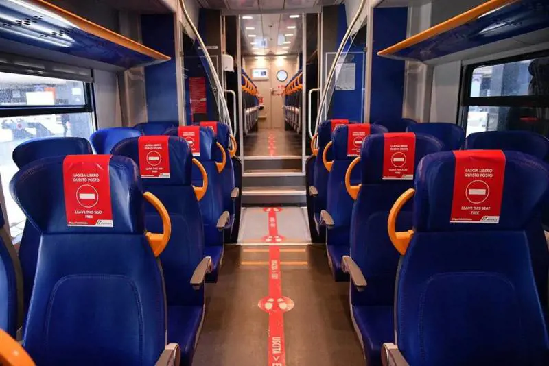 Oggi treni di nuovo pieni. Il no degli esperti del Cts. I contagi restano stabili