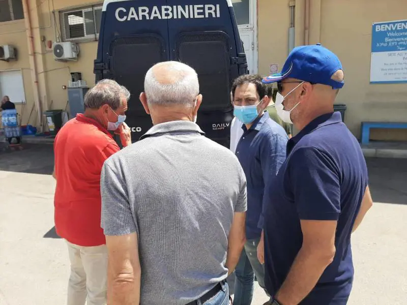 28 migranti via dall'hotspot. Terrore a Ragusa: 9 positivi