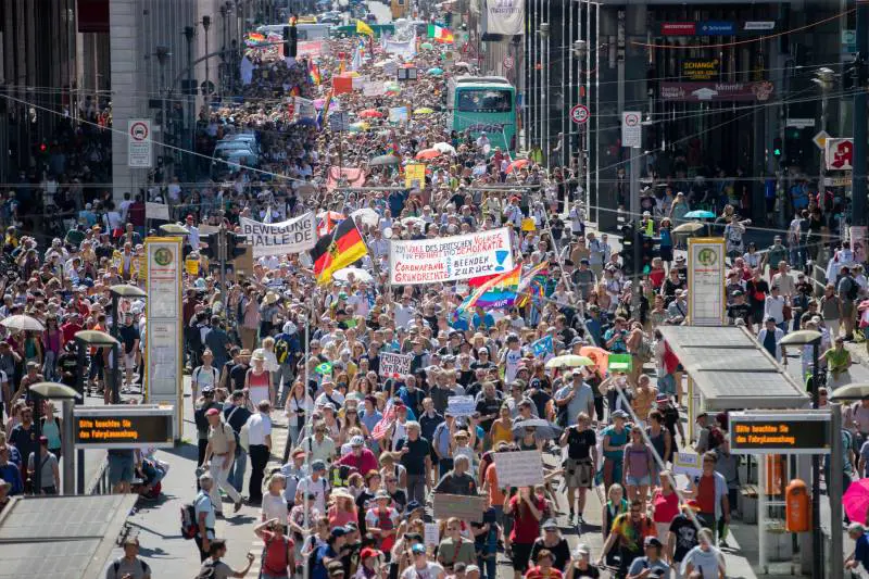 Negazionisti a Berlino, la polizia scioglie il corteo