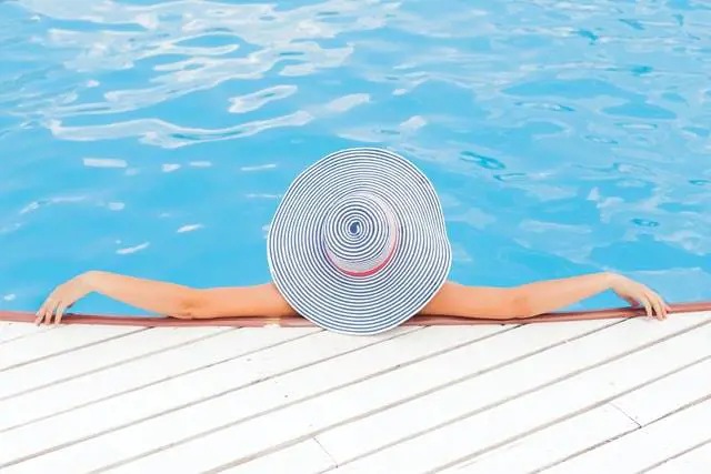 Come prendere il sole in sicurezza: i consigli della dermatologa