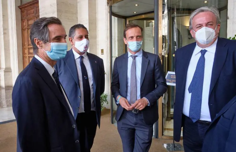 Nuova rissa governo-Regioni. Puglia e Campania: scuole chiuse