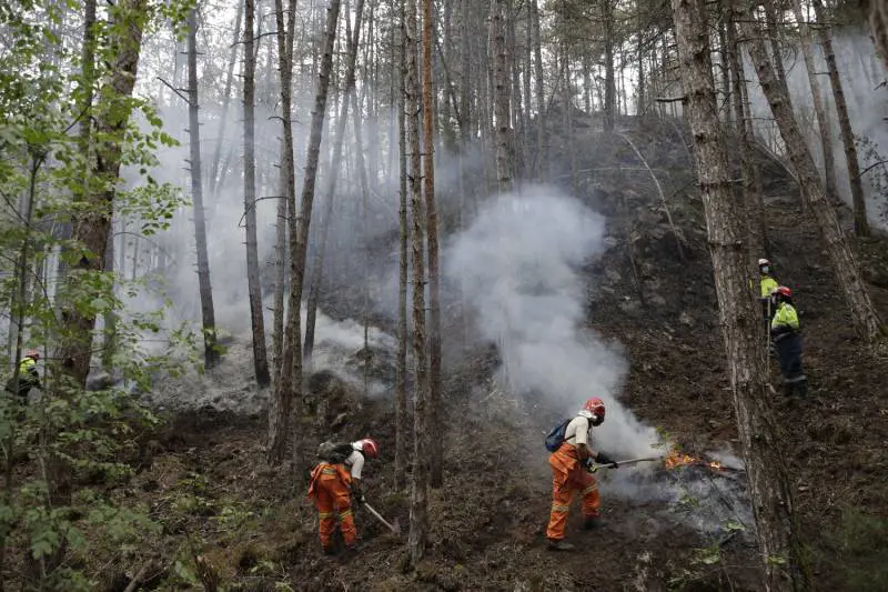 Paura a L'Aquila. Gente in strada per gli incendi arrivati in città