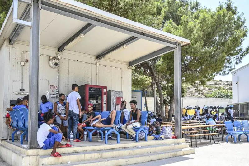 Lampedusa ridotta allo stremo. Clandestini in fuga dall'hotspot
