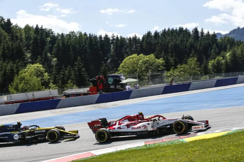 Quelle Mercedes troppo forti e crudeli che tolgono le favole alla Formula 1